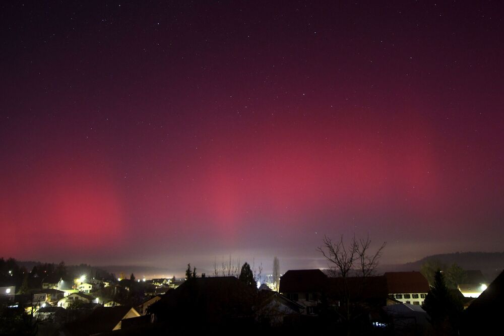 Infolge eines starken Sonnensturms waren am frühen Morgen des 12. November intensive Polarlichter zu sehen, Standort: Hallwil AG. (Foto: Andreas Walker)